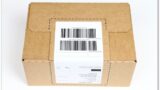 Label-Karton: Deckelklappe mit Paketaufkleber verschlossen
