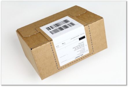 Label-Karton: Deckelklappe mit DHL Label verschlossen